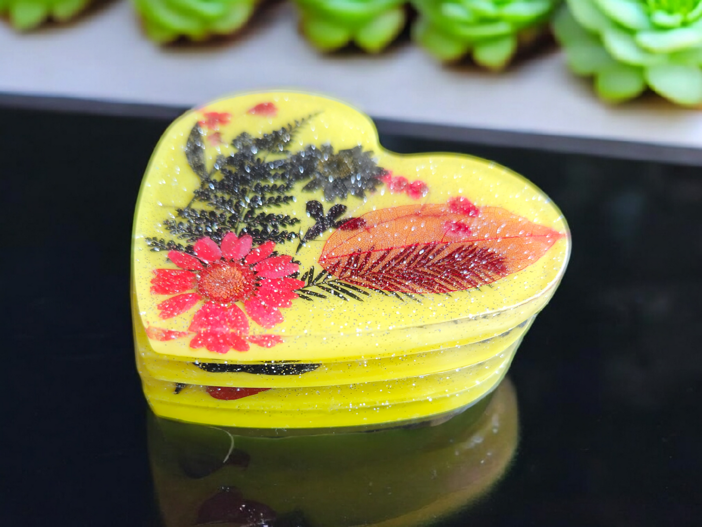 Botanical Hearts – Timeless Floral Resin Coaster Set